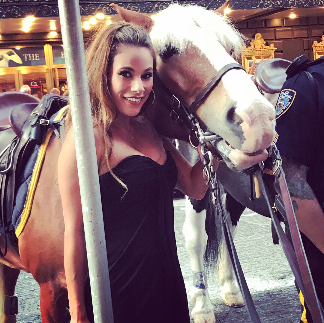 BJLaflin's tweet photo. I never met a horse I didn’t love 🐴❤️🐴 #NYPDMountedUnit https://t.co/aKYSySLTPR