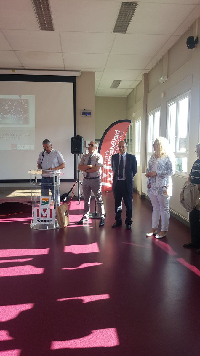ValentigneyFr's tweet photo. Bravo aux services @OrangeBFC et au Président de @paysmontbeliard @DemougeCharles de mettre à l'honneur une habitante de @ValentigneyFr, une des premières raccordée à la #fibreoptique #mavillebouge #villeconnnectee https://t.co/ftjIS5PC49