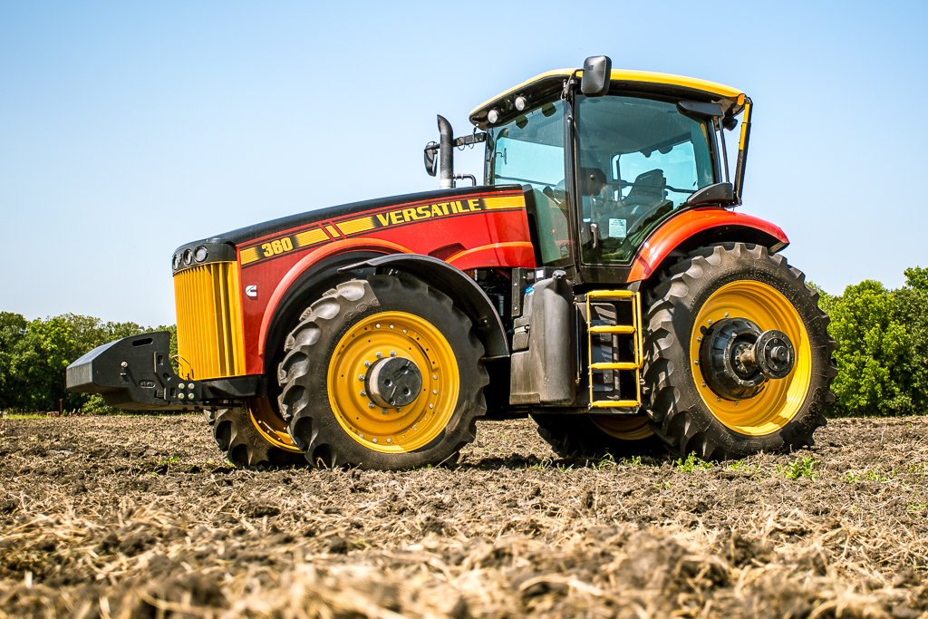 AgCon_Equipment's tweet photo. @Versatileag1 MFWD tractors are industry leading, full-featured tractors with almost 20 years of field-proven performance.

#AgconEquipment #YourLocalDealer #Agriculture #ManitobaAgriculture https://t.co/3TsJYDI2iC