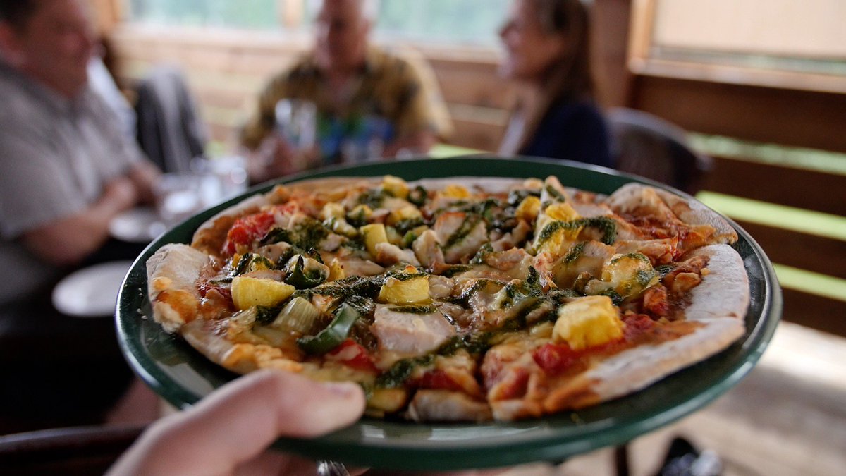 merridalecider's tweet photo. Tune into @TheZone913 today (and every day this week) for your chance to WIN a Sunday Pizza Night experience at @merridalecider! 2 pizzas and 2 flights of #merridale cider. Details here > https://t.co/nMinzKciDa https://t.co/2kmqRqDDw1