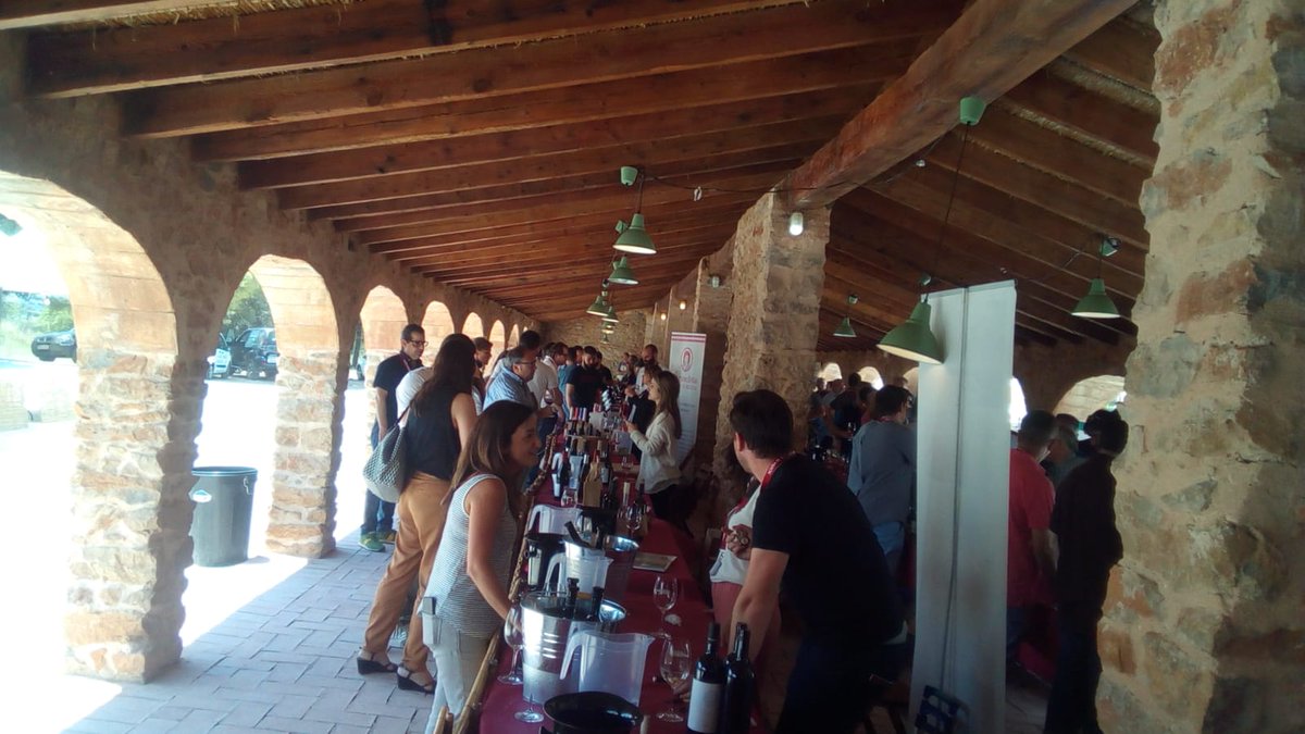 aranleonbodega's tweet photo. Terminando hoy en la II Mostra internacional de vinos singulares y de pueblo en Denia @aranleonbodega @BodegasLeopoldo https://t.co/r8SCPznp7b