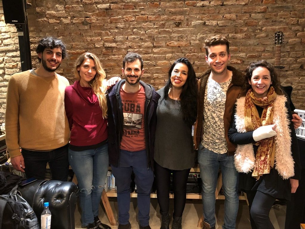 rompiendola4's tweet photo. #XimenaDiToro, @tomiblanco01, #AgustinAbelenda y #SebaDiaz del elenco de @motelfantasiaok estrenan MUY PRONTO en @LudeTeatro y nosotros los recibimos en @radioencasa para que nos cuenten TODO!
Van a estar todos los #JUEVES 20:30 a partir del 21/06 👻
Gracias #0KMPrensa https://t.co/S1XwZl4na2