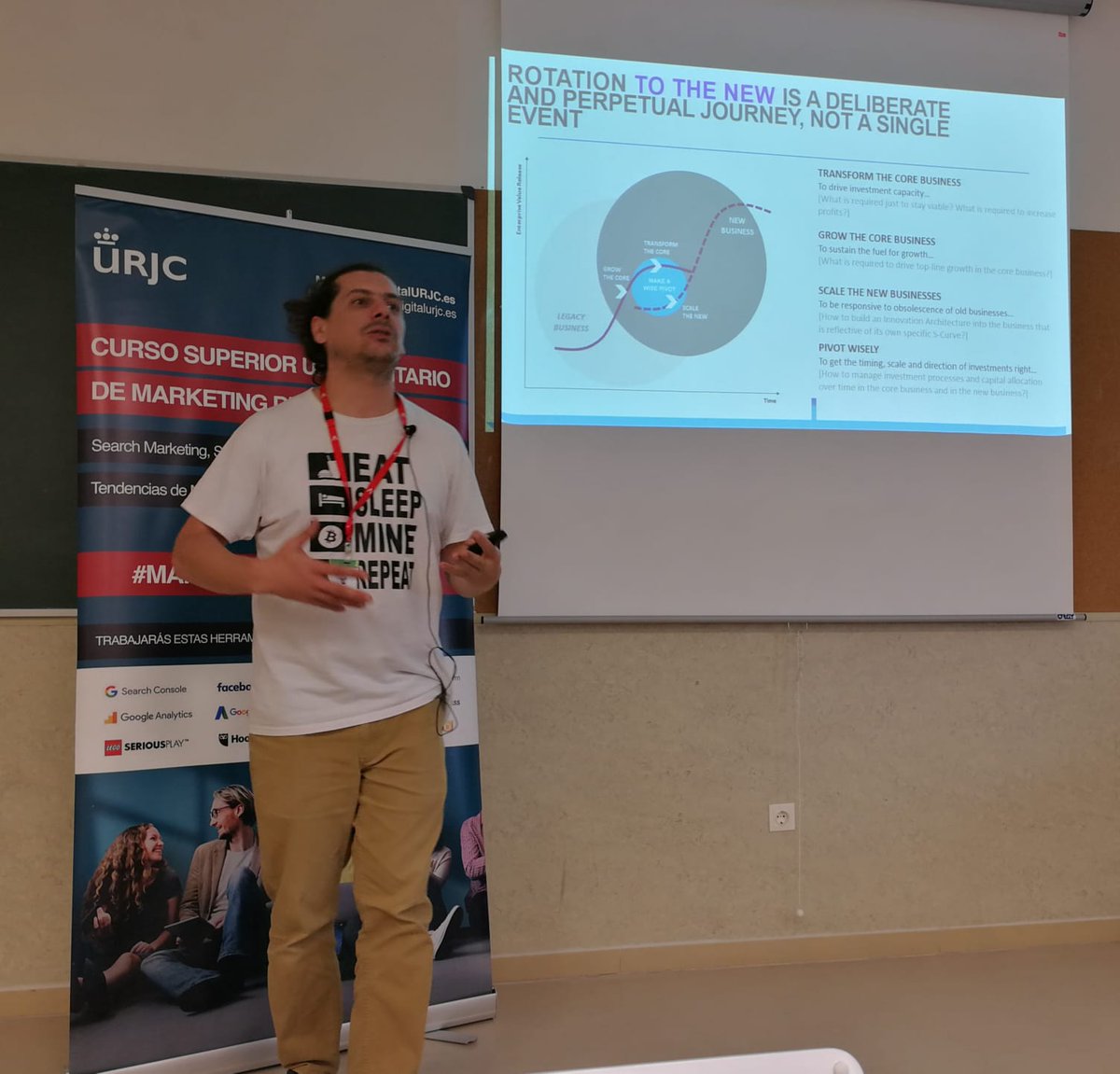 BryanColacci's tweet image. Descubriendo más de #blockchaintechnology  #TransformacionDigital de la mano de @Bogdan Stirbu @AccentureSpain y gracias a @MKDigitalURJC