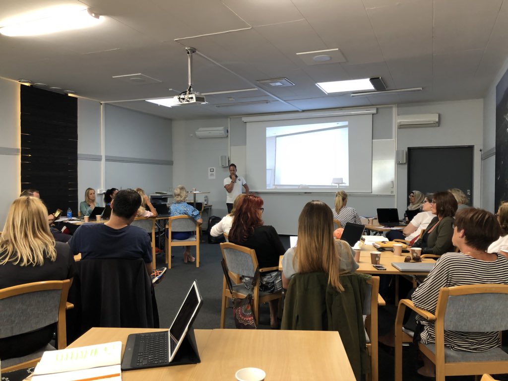 Vår SAKs internat är igång. <a href="/RektorTomas/">Tomas Strand</a> diskuterar datainformerad skola. Samarbetet mellan @stenkulaskolan Apelgårdsskolan och Kryddgårdsskolan är inspirerat av <a href="/MichaelFullan1/">Michael Fullan</a> och positiv kompetativ miljö där skolor med liknande förutsättningar samarbetar för elevens främsta.