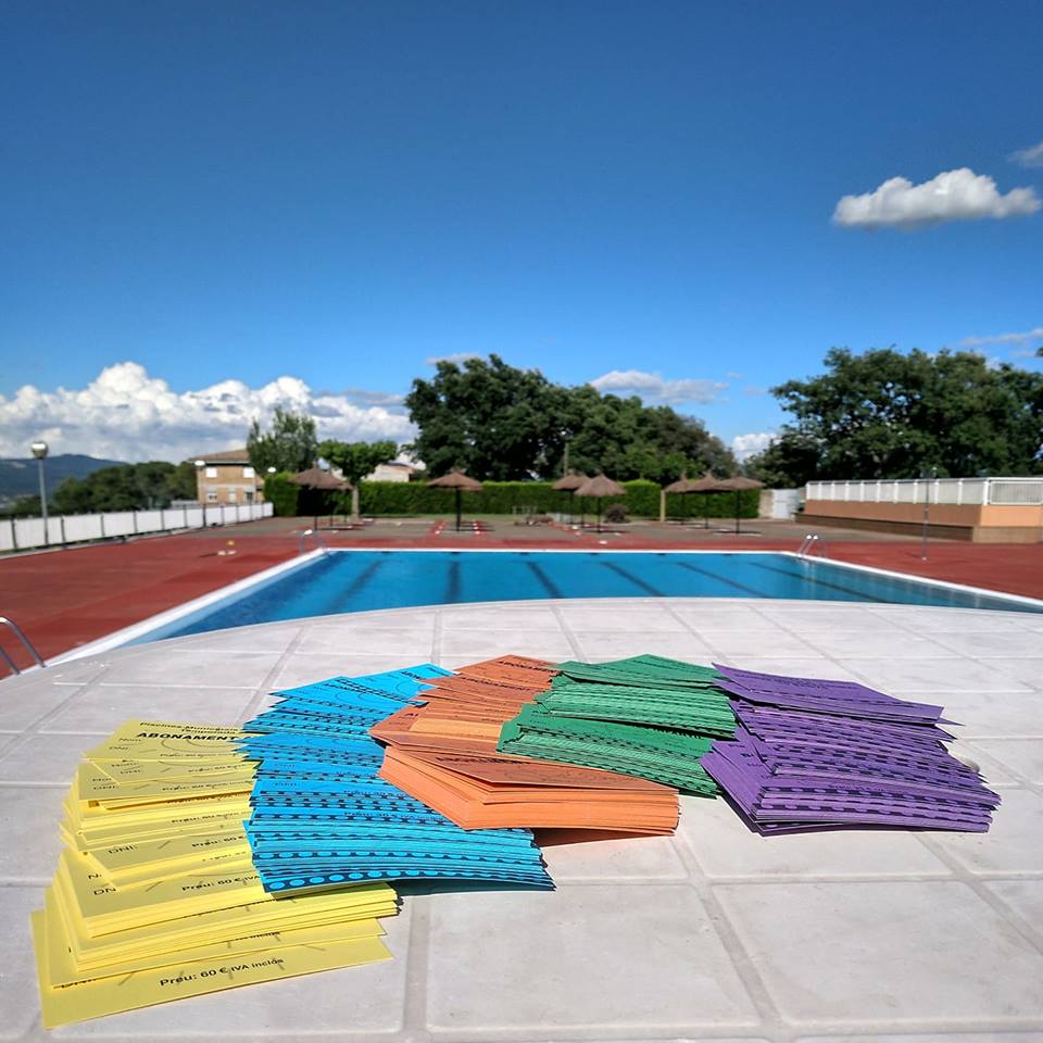 Ja tenim data d'obertura de l'aigua: DISSABTE 16! 😁
Us agraïrem molt que ja us aneu fent els abonaments abans de dissabte. Tant! que us regalem el cafè ☕

Per cert, que hi ha un abonament nou. 10 entrades per 25 € i multipersonal 💃🕺🏌️🏂⛹️🤸🤽🤹🚴🚣

#piscinesdecasserres