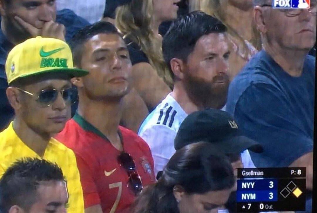 DoentesPFutebol's tweet photo. Neymar, Cristiano Ronaldo e Messi assistindo um baseball... ah, não... pera. https://t.co/jUwly91Pbn