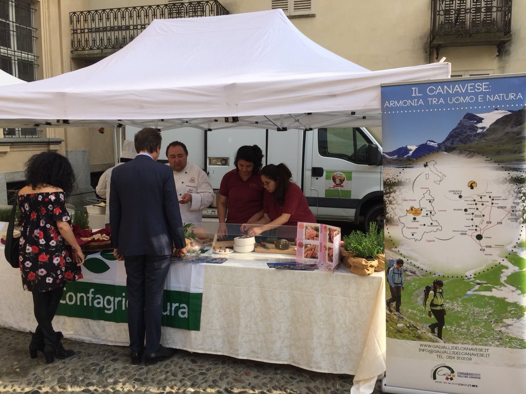 CamComTorino's tweet photo. Intorno all'Erbaluce di @erbalucecarema presentato da @ConfagriTorino non potevano che esserci gli assaggi proposti dai ristoranti della tradizione #canavesana #bocuseOff @turismotorino @CircoloLettori @torinopiemonte https://t.co/xO9SsF3mLU
