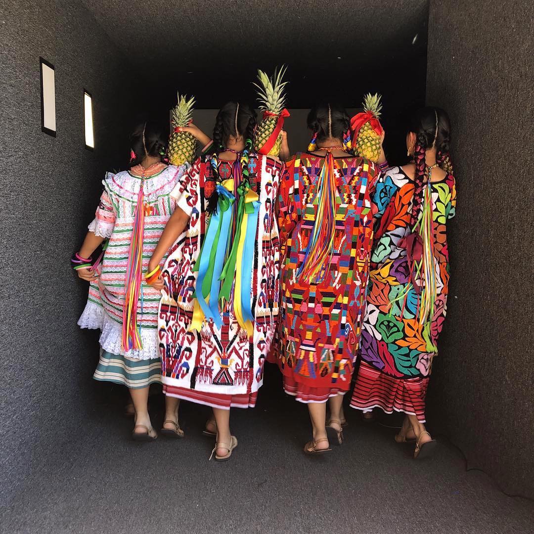 SharedStudios's tweet photo. “Flor de Pina” performed by Danza Folklorica Huyaxyacac @losangelesportal #LAPortal. Hosted & co-programmed by @mercadolapaloma w/ #HondurasPortal #SanPedroSula as the audience & accompanied live by Banda Juvenil Oaxaca. #ArtsActivationFund #LAPortal 📷: Maryam Hosseinzadeh https://t.co/IgrLM2iVBh