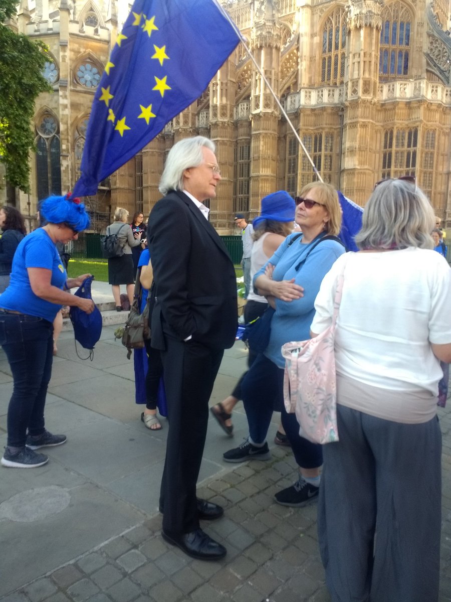 sazmeister88's tweet photo. there's probably loads of #FBPE people here i know but i'm helpless without twitter handles 😂 oh well, brilliant atmosphere here, loads of people honking in agreement with the #StopBrexit message! ❤️🇪🇺 #Remainathon https://t.co/wNsmj8dugi