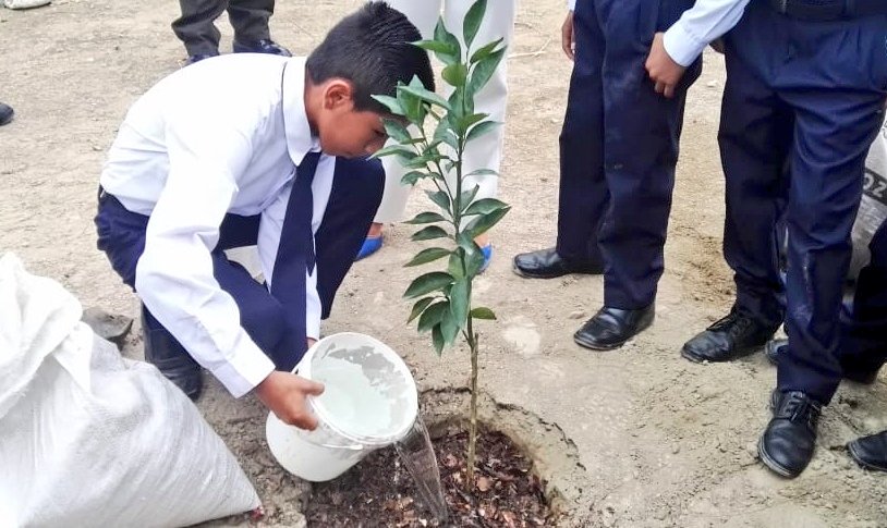 EducacionZ5_Ec's tweet photo. Varias unidades Educativas del Distrito24D02 LaLibertad - Salinas, fueron parte de la cruzada de reforestación para incentivar el cuidado del medio Ambiente #TINI https://t.co/D1fO1shThV