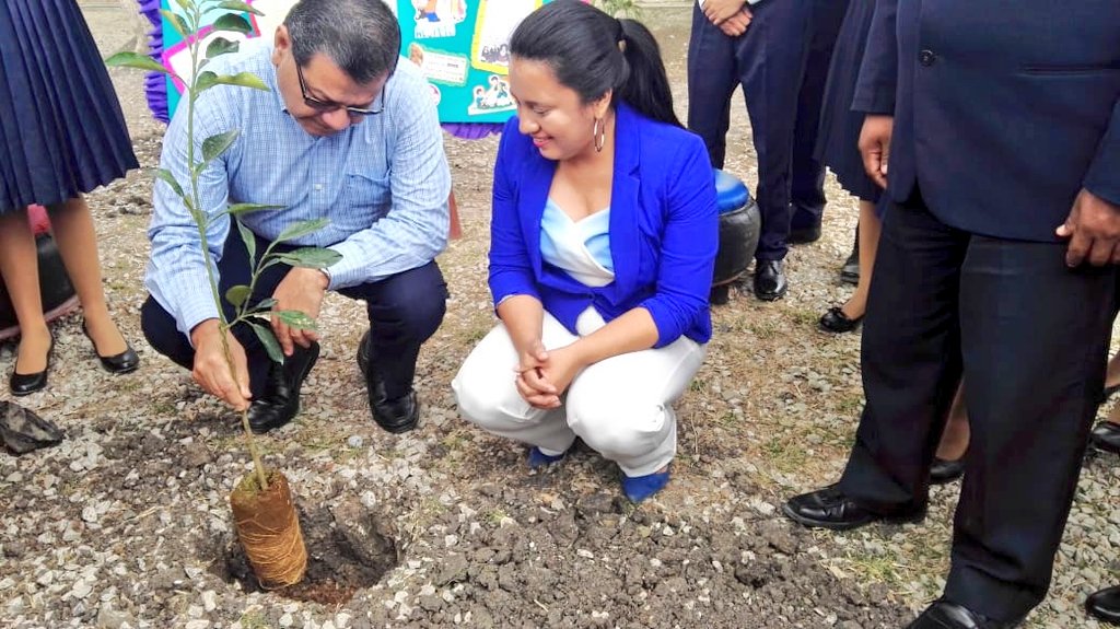 EducacionZ5_Ec's tweet photo. Varias unidades Educativas del Distrito24D02 LaLibertad - Salinas, fueron parte de la cruzada de reforestación para incentivar el cuidado del medio Ambiente #TINI https://t.co/D1fO1shThV