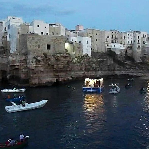 Vivi la festa di San Vito a #PolignanoAMare in maniera diversa. Prenota un #tour in barca e assisti allo sbarco del patrono. 👉 goo.gl/zZE6fs