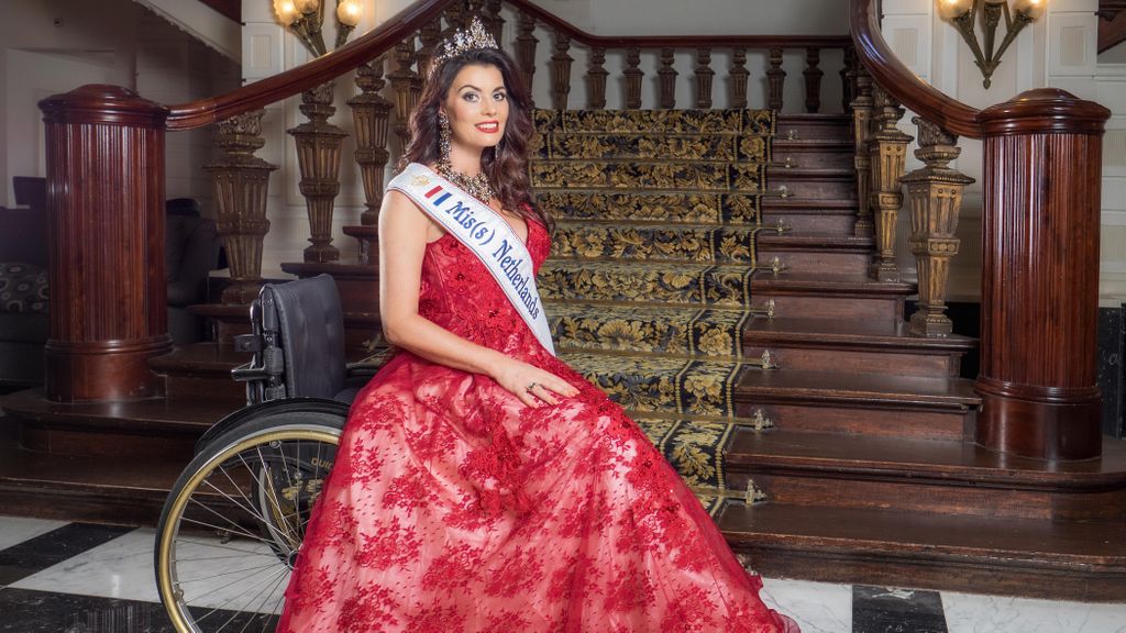 Vanavond is Mirande Bakker te gast bij de Sociale Top. In 2017 wordt ze door Mark Rutte gekroond tot Mis(s) Nederland. Vanaf dat moment zet ze zich in als ambassadeur voor mensen met een beperking en strijdt voor gelijke rechten van gehandicapten. #Socialetop #inclusief