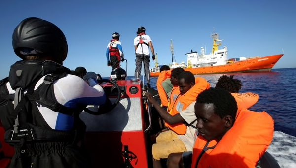 La acogida en el puerto de Valencia de los inmigrantes a bordo del #Aquarius es un buen  gesto de solidaridad de 🇪🇸 que nos alegra. El Papa nos pide en su Mensaje de la Paz de 2018 acoger, proteger, promover e integrar a los inmigrantes.