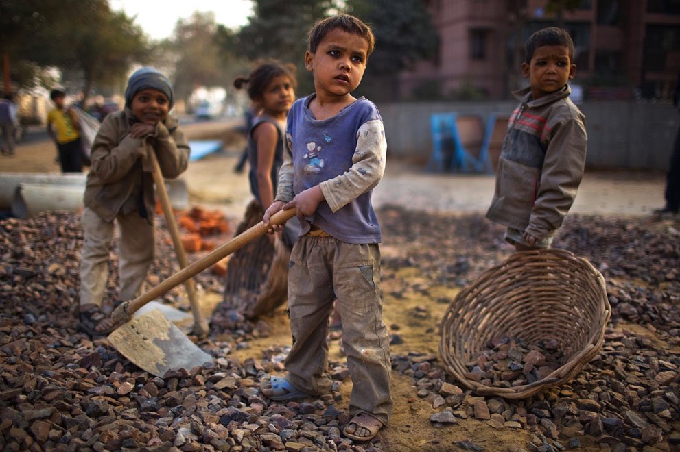 Andrew007Uk's tweet photo. Tomorrow is #InternationalChildLabourDay

India has more victims of child labour than any other country in the world.

Some people will attribute the high number to the large population and they might be right, but this DOES NOT make #childlabour - it can never be right 😭😓 https://t.co/Zza2BFPhoP
