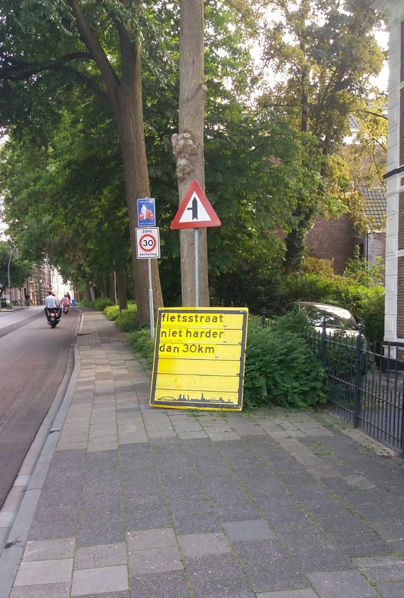 jiesnag's tweet photo. @BertEgbertsBK @ZwolleFietst @Gemeente_Zwolle @GemOlstWijhe Door dat gele bord is het verkeersbord van #fietsstraat opeens wel opvallender. Kan me voorstellen dat automobilisten dat bord niet eens opvalt zo hoog. Leuk onderzoekje voor studenten verkeerskunde @Windesheiminfo over herkenbaarheid fietsstaten https://t.co/0LkgrnnoP6