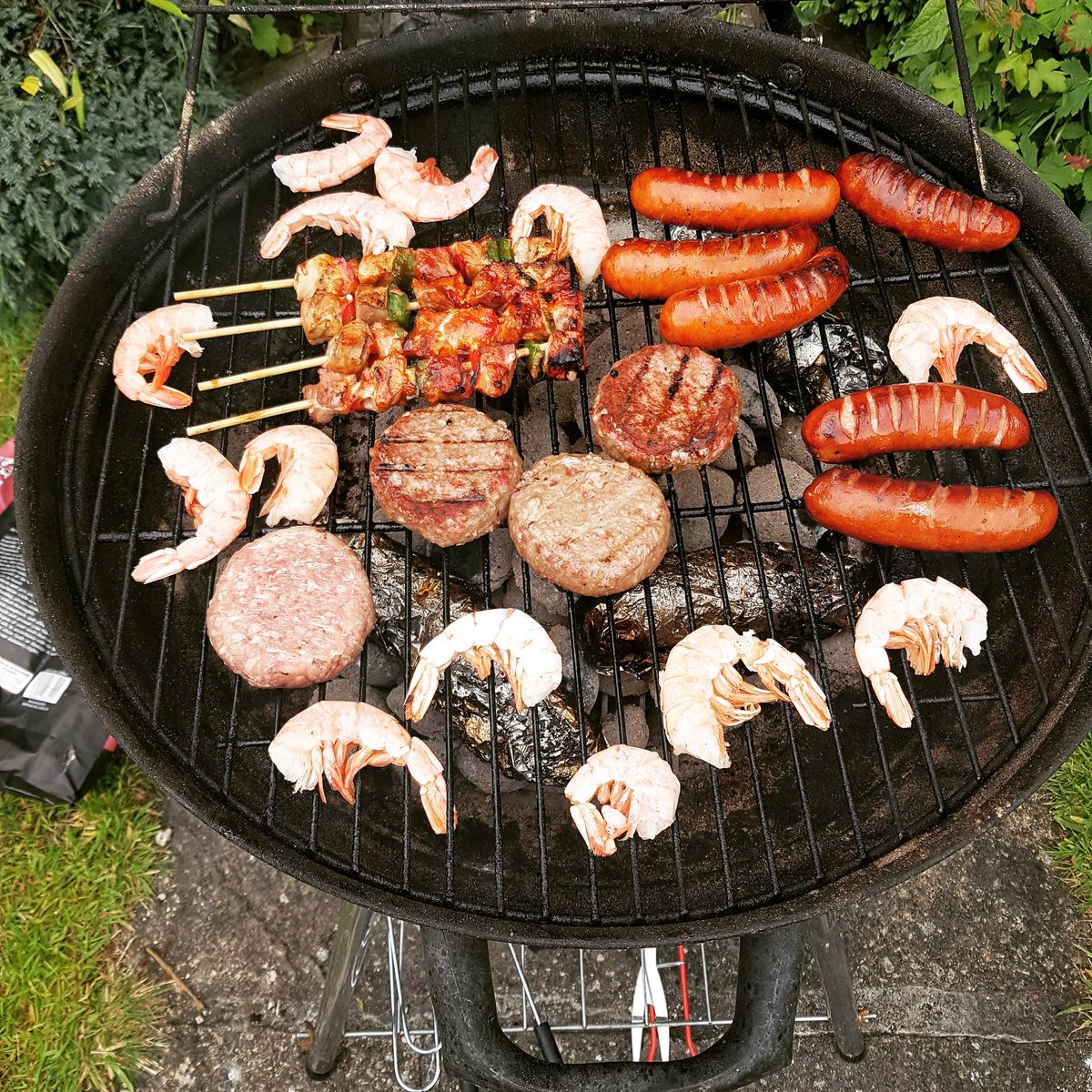 With such a good weather it is shame not to...
.
.
.
#bbqtonight #bbq #barbeque #instabbq #surfandturf #polishsausage #food #instafoodie #instafood #foodgram #foodstagram #foodporn #foodie #grillwieczorem #grill #krewetki #wiemcojem #dadinthekitchen #tatowkuchni #yummy #delicious