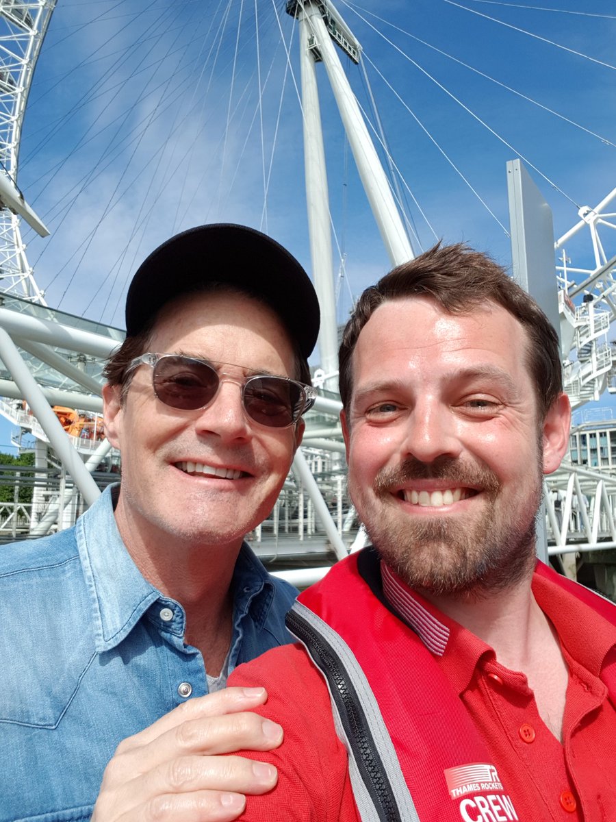 davidpittactor's tweet photo. I had the pleasure today of being the tour guide for @Kyle_MacLachlan for his visit to @ThamesRockets! An absolutely lovely guy, who was kind enough to make no comment on how profusely sweaty I was 😅
Have a great time in London Kyle! @RocketGuides #London #Sun #selfie #actors https://t.co/M5xarHFyiv