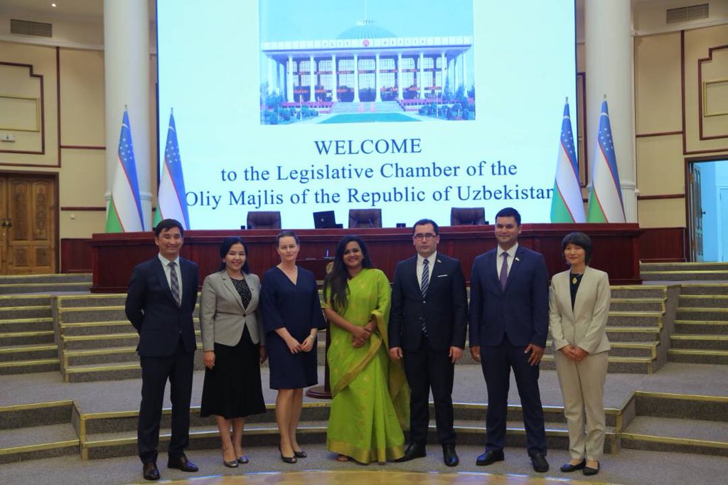At the Uzbek🇺🇿 Legislature-Oliy Majlis-I met the Parliamentary Commission on Youth. Their outreach to young ppl was commendable

I recommended futher investments in education &amp; health to the realize country’s #DemDiv &amp; stressed the importance of empowering young women &amp; girls👭