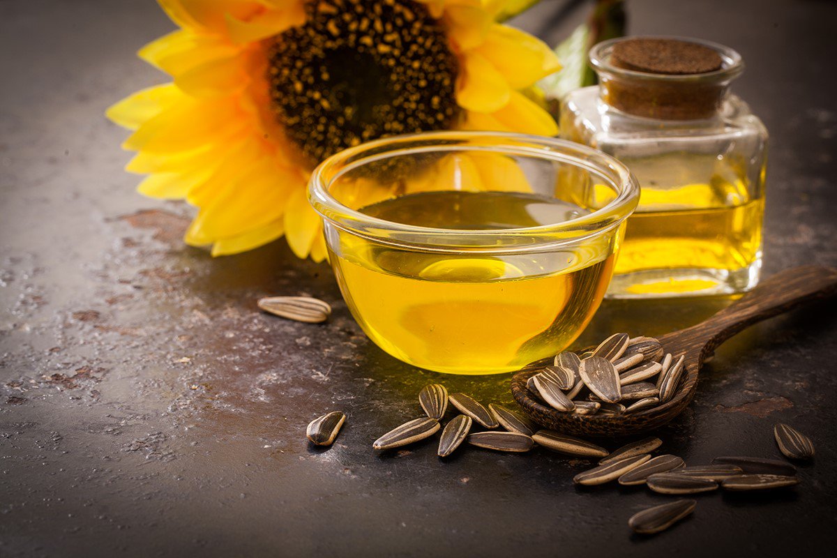 heartukcharity's tweet photo. Making simple changes to your diet like swapping butter for healthy spreads & cooking oils can keep your #cholesterol in check and your heart healthy! Take a look at our fats and oils website page: https://t.co/mWSUjHcFtj #HeartHealth https://t.co/L6GwuZunzk