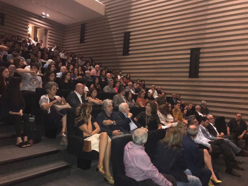 InstitutFrLiban's tweet photo. Une salle comble pour entendre l’architecte #YoussefTohmé parler de sa vision de l’homme, de l’environnement, de l’habitat et de l’espace public une initiative @InstitutFrLiban, partenariat avec @sursockmuseum et soutien de #BanqueBemo - #YTAA Youssef Tohme Architectes & Associés https://t.co/TZyVMvfSyr