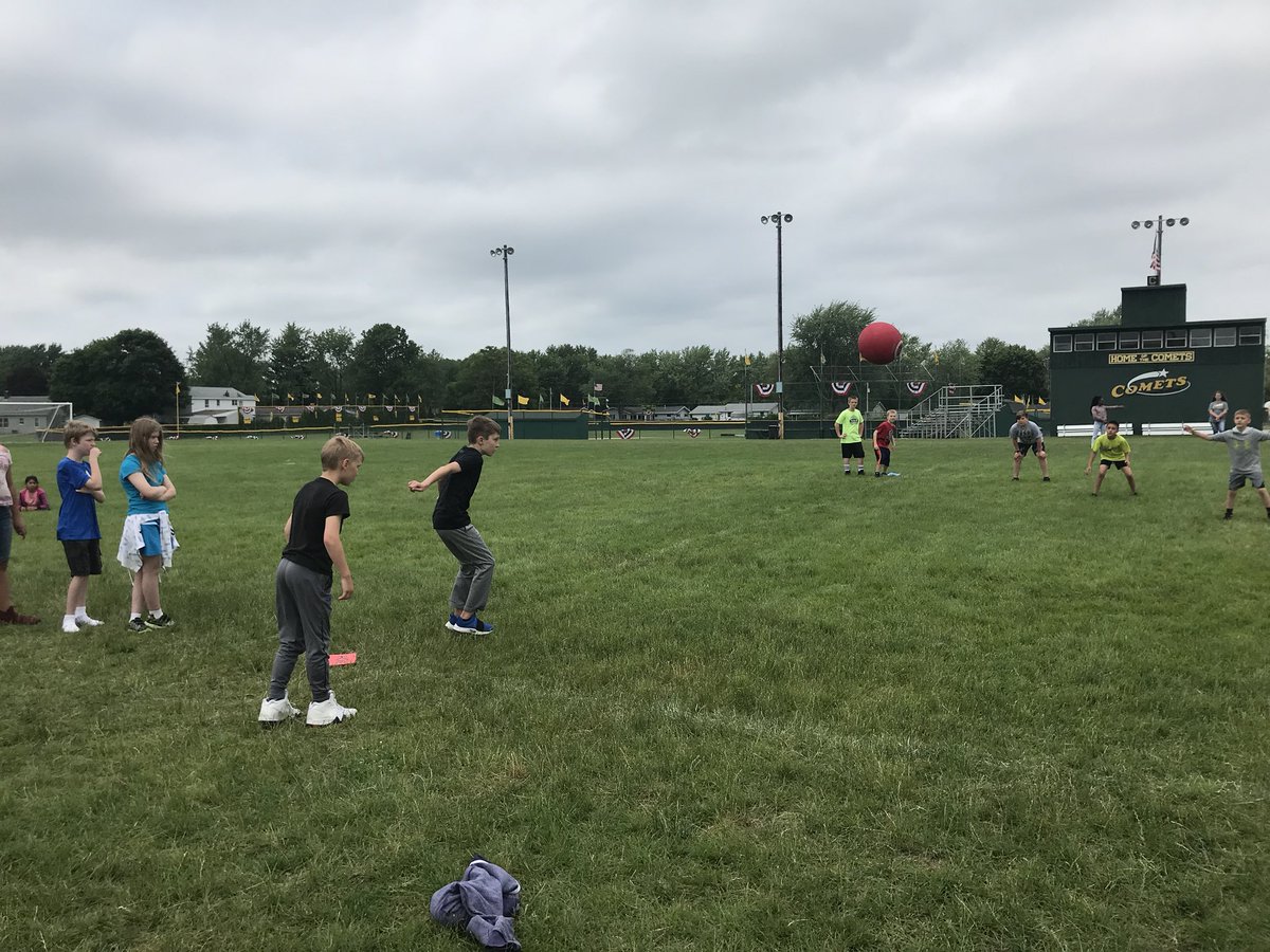 ElemColoma's tweet photo. Will this be the final game? 5th Grade Kickball Tournament. Hammerschmidt vs Reed https://t.co/IuUmFyovf4