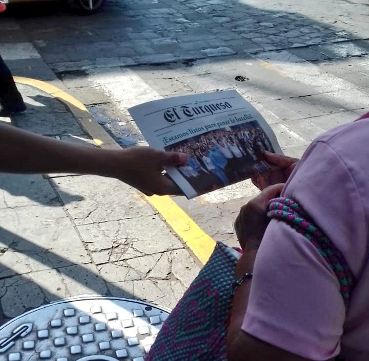 fuerza_turquesa's tweet photo. Nos mandan estas fotos desde #Oaxaca, donde también nuestro periódico 🗞 #ElTurquesa comienza a distribuirse. ¿Te gustaría leerlo? https://t.co/H5z1Hul6pQ