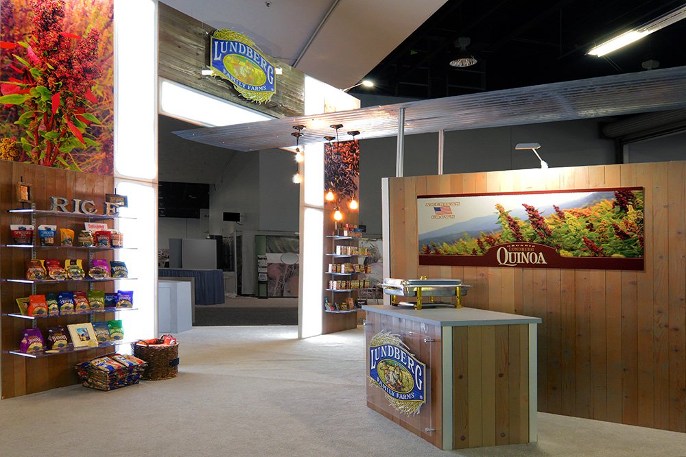 ProExhibits's tweet photo. [EXHIBIT SPOTLIGHT] @lundbergfarms design highlighted #naturalmaterials with #sleeklines and enough space for attendees to #browseproducts and learn. #builtbyProExhibits @NatProdExpo https://t.co/BC8rKYtg9q