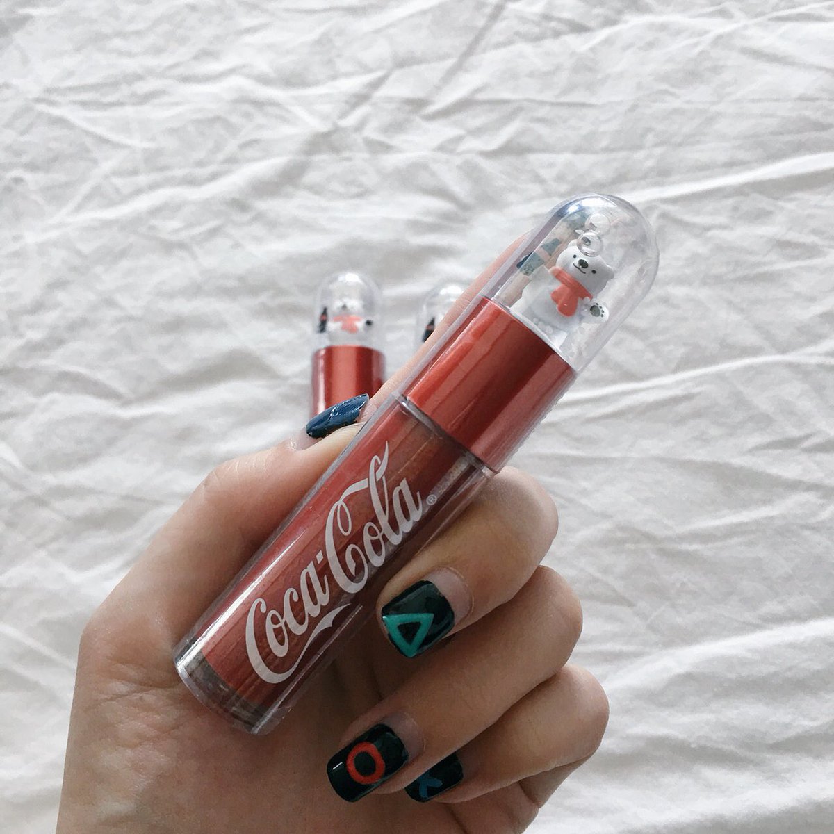 arnathaofficial's tweet photo. แจกลิปของ The faceshop x Cocacola มีเจ้าหมีอยู่ตรงฝาด้วย น่ารักมากกก 3 สี 3 รางวัล แค่ RT+FOLLOW ประกาศ 25 มิ.ย นี้จ้า https://t.co/5YdJUY8j8C