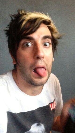 _Alex_Gaskarth_'s tweet photo. Happy birthday to this dumbass. It’s a day late.... Oops... 😬 @_Jack_Barakat_ https://t.co/TOZj6ms2Mt