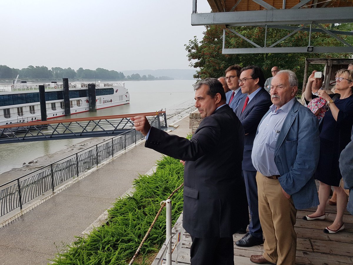 CauxSeineAgglo's tweet image. @_JCWeiss inaugure nouveau ponton et #powerlock pour #tourismefluvial à #caudebecencaux avec @BastienCoriton et Bertrand Bellanger du Dept @seinemaritime et annonce la venue de l&apos;@LHERMIONE_SHIP lors de @ArmadaRouen 2019 ! @NdieAttractiviT @normand #Normandie