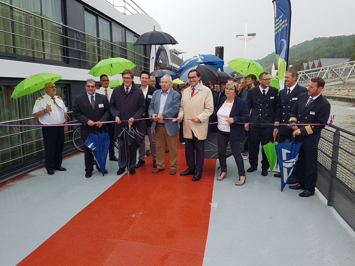 CauxSeineAgglo's tweet image. @_JCWeiss inaugure nouveau ponton et #powerlock pour #tourismefluvial à #caudebecencaux avec @BastienCoriton et Bertrand Bellanger du Dept @seinemaritime et annonce la venue de l&apos;@LHERMIONE_SHIP lors de @ArmadaRouen 2019 ! @NdieAttractiviT @normand #Normandie