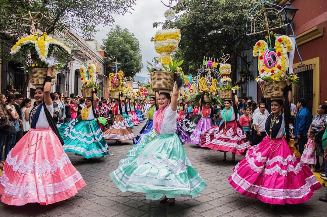 GuelaguetzaOf's tweet photo. ¡Felicidades a @karly_ea por esta grandiosa fotografía! Te invitamos a seguir su galería. En julio, ven a Oaxaca y captura en una imagen nuestras maravillosas tradiciones. #OaxacaSeLlevaEnElCorazón https://t.co/nObAHCrbCN