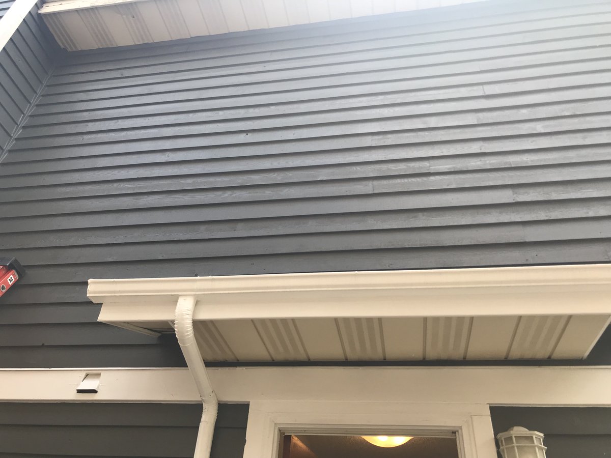 jobjarcanada's tweet photo. Joni paid contractors to paint her home and they left a whole side un-painted. Our amazing Skilled Doer Don finished up this siding for free for Job from the Jar day in the @MidSunCommunity! #paintjob https://t.co/AALBhryg6g