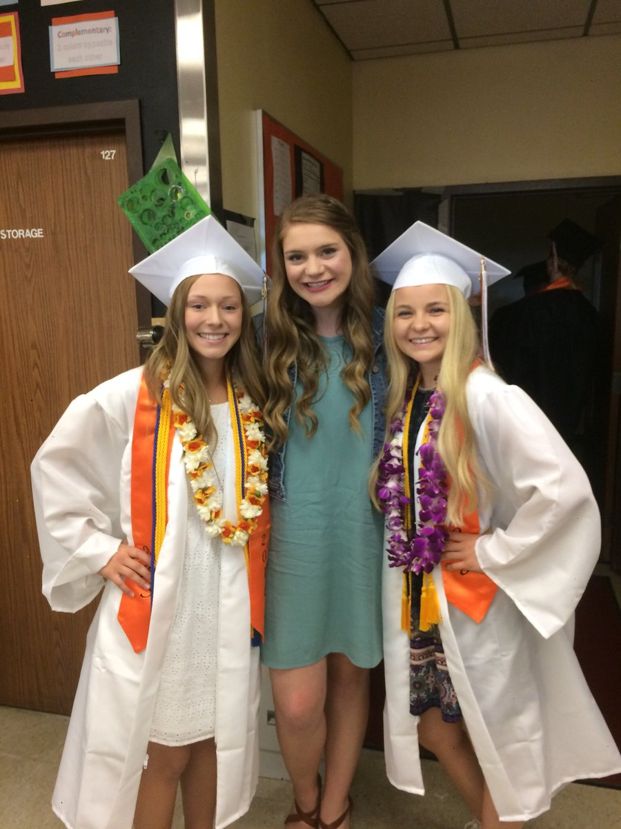 _Ashley0920's tweet photo. Favorite graduates 💗🎓 https://t.co/ajXdqC2pTt