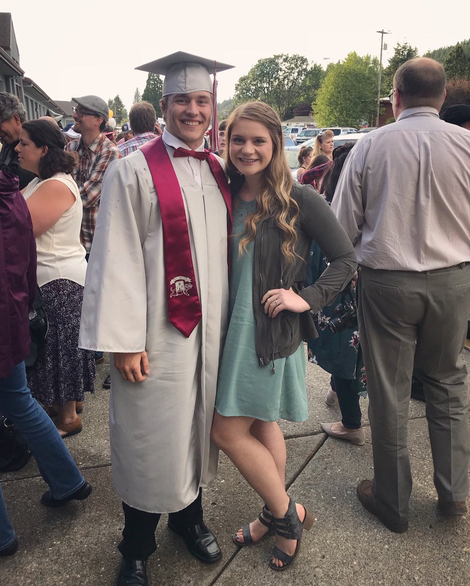 _Ashley0920's tweet photo. Favorite graduates 💗🎓 https://t.co/ajXdqC2pTt
