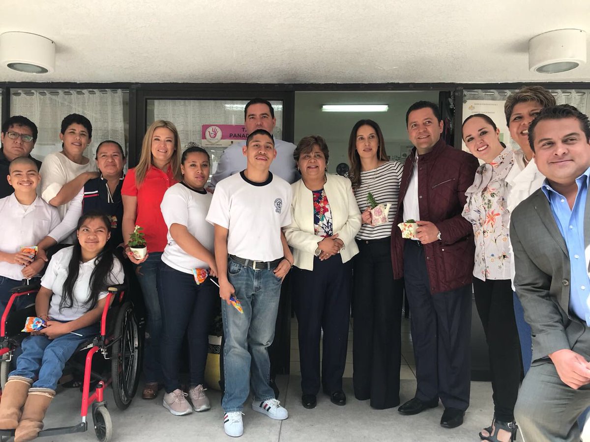 alexfedezcam's tweet photo. Acompañé a mi esposa Silvia y a las damas del Voluntariado de la @SeducEdoMex y @SEIEM_ a un recorrido por los Centros de Atención Múltiple, CAM 61 y CAM 5 donde refrendamos nuestro compromiso de trabajar en favor de la  formación de nuestros niños y jóvenes #FelizLunes https://t.co/eMrHYlhhn1