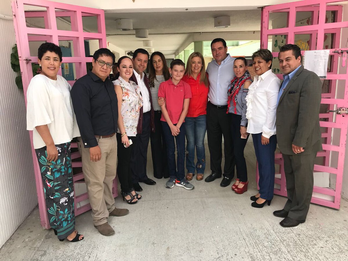 alexfedezcam's tweet photo. Acompañé a mi esposa Silvia y a las damas del Voluntariado de la @SeducEdoMex y @SEIEM_ a un recorrido por los Centros de Atención Múltiple, CAM 61 y CAM 5 donde refrendamos nuestro compromiso de trabajar en favor de la  formación de nuestros niños y jóvenes #FelizLunes https://t.co/eMrHYlhhn1