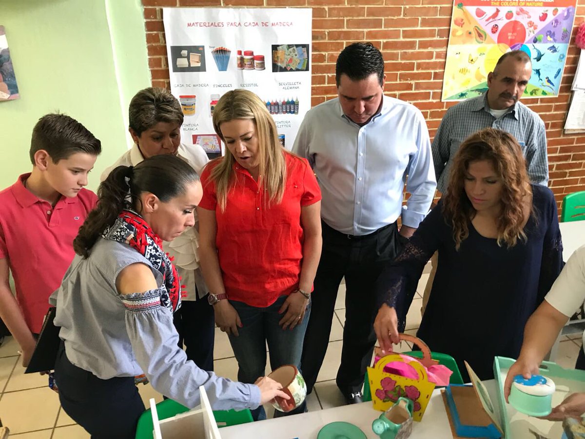 alexfedezcam's tweet photo. Acompañé a mi esposa Silvia y a las damas del Voluntariado de la @SeducEdoMex y @SEIEM_ a un recorrido por los Centros de Atención Múltiple, CAM 61 y CAM 5 donde refrendamos nuestro compromiso de trabajar en favor de la  formación de nuestros niños y jóvenes #FelizLunes https://t.co/eMrHYlhhn1