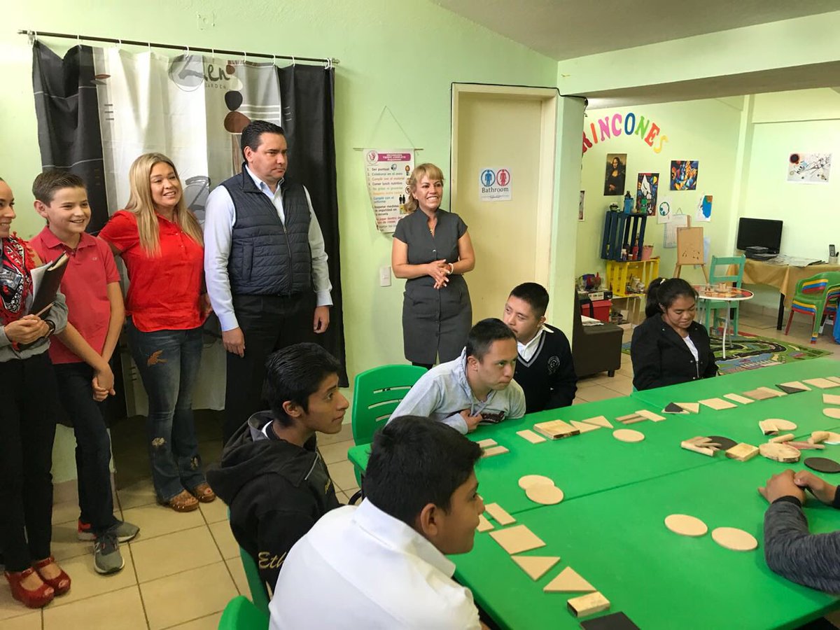 alexfedezcam's tweet photo. Acompañé a mi esposa Silvia y a las damas del Voluntariado de la @SeducEdoMex y @SEIEM_ a un recorrido por los Centros de Atención Múltiple, CAM 61 y CAM 5 donde refrendamos nuestro compromiso de trabajar en favor de la  formación de nuestros niños y jóvenes #FelizLunes https://t.co/eMrHYlhhn1