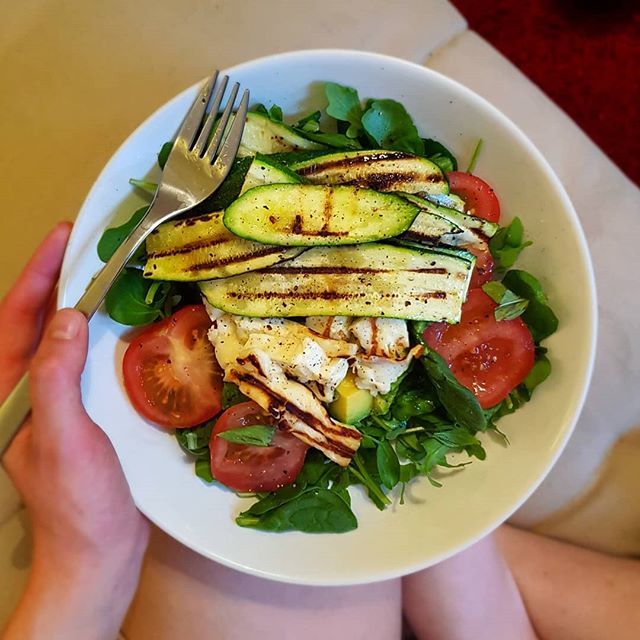 the_fodmapmedic's tweet photo. Throwback to this gorgeous griddled courgette and halloumi summer salad 😍. With fresh tomatoes, basil, watercress and avocado, it's perfect for this amazing hot weather! https://t.co/PPv21RiiZW