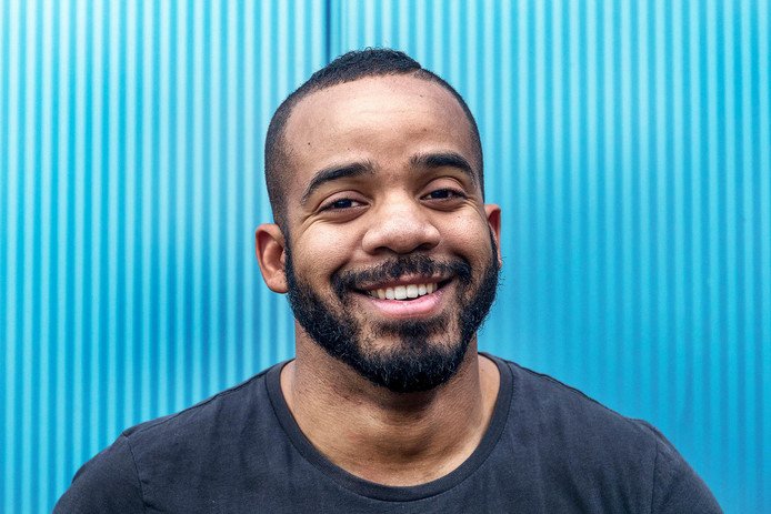 Dwight van den Vijver was lang wijkagent in Kanaleneiland in Utrecht. Door te rappen kon hij levelen met de jongeren en maakte hij op geheel zijn eigen wijze problemen bespreekbaar. Hierdoor kreeg hij bekendheid als ‘de rappende wijkagent’ #socialetop 
youtube.com/watch?v=qGEgLU…