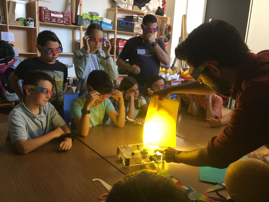 OmsidePrat's tweet photo. Tocs de Llum ha acabat a la tarda amb tallers de fotònica a tota l'educació infantil i primària! Gràcies, ICFO, per una jornada fantàstica de ciència! #icfo #tocsdellum #pilotafotonica #photonicball #omsideprat #projectestransversals #aprenemjugant @PedreraFundacio (1/2) https://t.co/mdVflWhUqB