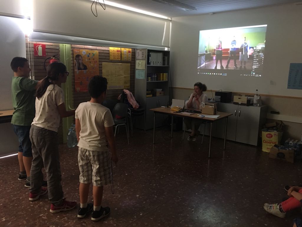 Tocs de Llum ha acabat a la tarda amb tallers de fotònica a tota l'educació infantil i primària! Gràcies, ICFO, per una jornada fantàstica de ciència! #icfo #tocsdellum #pilotafotonica #photonicball #omsideprat #projectestransversals #aprenemjugant @PedreraFundacio (1/2)