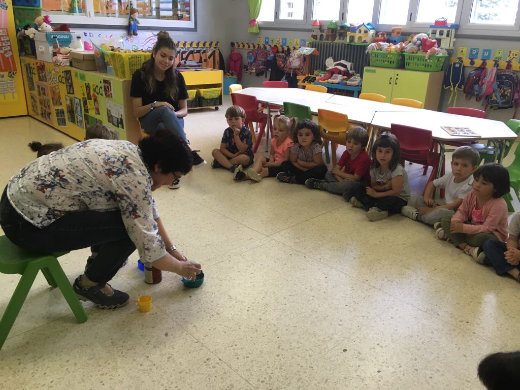 OmsidePrat's tweet photo. Tocs de Llum ha acabat a la tarda amb tallers de fotònica a tota l'educació infantil i primària! Gràcies, ICFO, per una jornada fantàstica de ciència! #icfo #tocsdellum #pilotafotonica #photonicball #omsideprat #projectestransversals #aprenemjugant @PedreraFundacio (1/2) https://t.co/mdVflWhUqB