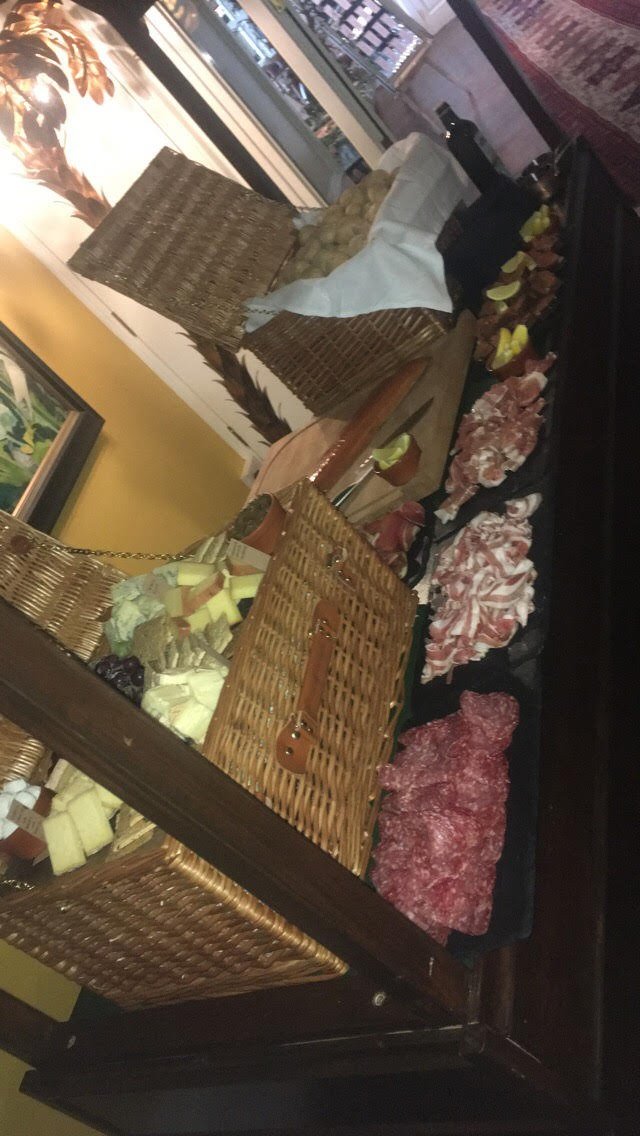 TheLodgeAshford's tweet photo. A canapé station which included a selection of cured meats, cheeses, smoked salmon, dips and crispy breads. Its safe to say all the wedding guests were very happy!
#canapéstation #curedbeef #smokedsalmon #wedding #weddingfood #summerwedding #thelodge https://t.co/cw2l8GTYIu
