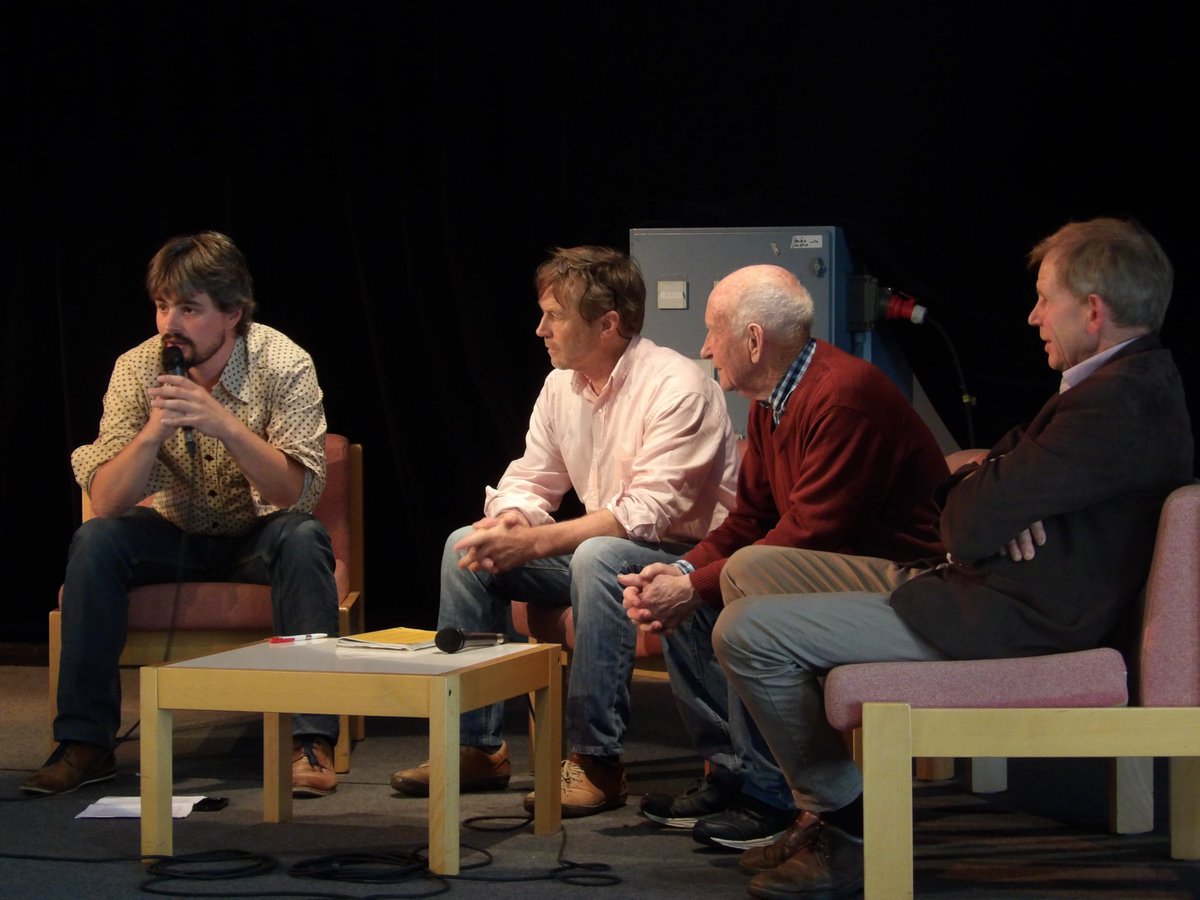 Un grand bravo à l'<a href="/UDBJeunes/">UDB Yaouank</a> pour l'organisation de la journée "agriculture" (2 tables-rondes) de samedi 9. Du beau monde: <a href="/Paul_Molac/">Paul Molac</a>, <a href="/LouailRene/">René Louail</a>, Patrice Le Penduizic, André Pochon, <a href="/JeanLucBleunven/">Jean-Luc Bleunven</a> et Bernard Cano. L'autonomie n'est pas un vain mot dans le monde paysan.