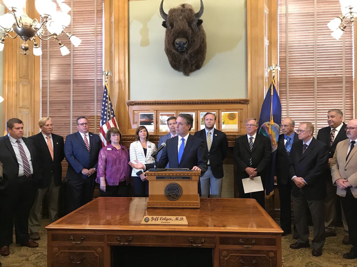 EconLifelinesKS's tweet photo. We were pleased to join @GovJeffColyer @KDOTHQ @LeagueKSMunis this morning for the announcement of the federal fund exchange rate return sliding back to the previous 90-10 split. More work to do, but a positive step! #ksleg #kstransportation https://t.co/EyNBBIyLaq