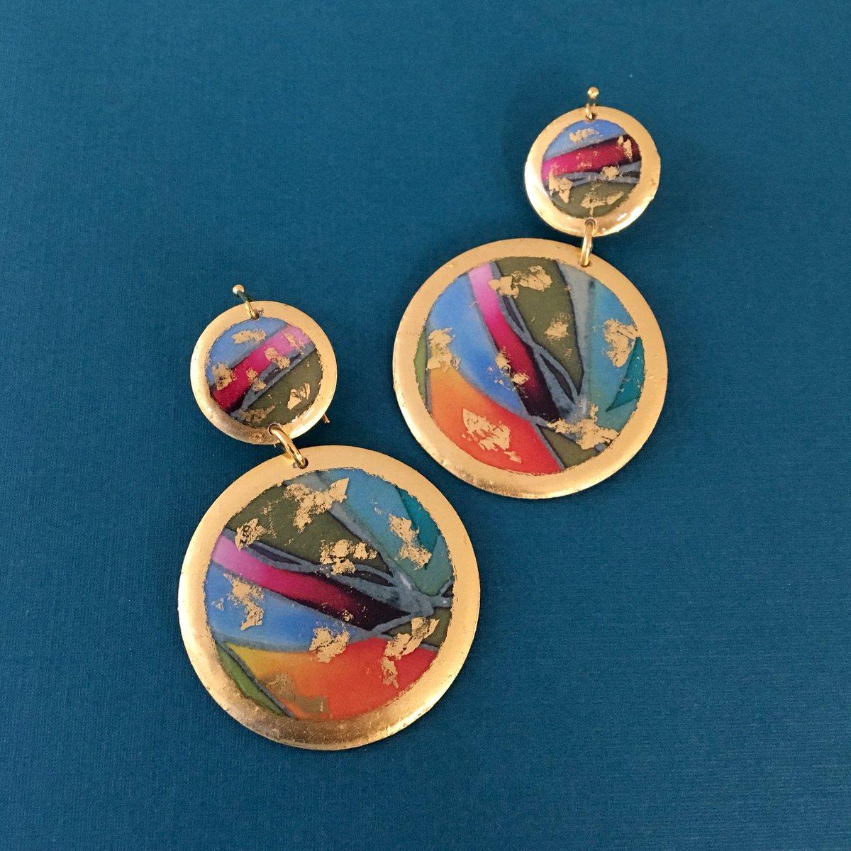 EvocateurStyle's tweet photo. Mari G’s Rainforest print on a custom pair of double drop earrings!
•
#evocateurstyle #evocateur #goldleaf #22k #gold #handcrafted #jewelry #madeinamerica #jewelrygram #artinspired #pieceofart #wearart #wearableart #handgilded #gild #fashion #statementjewelry #marig #rainforest https://t.co/FCR1rxhkM9