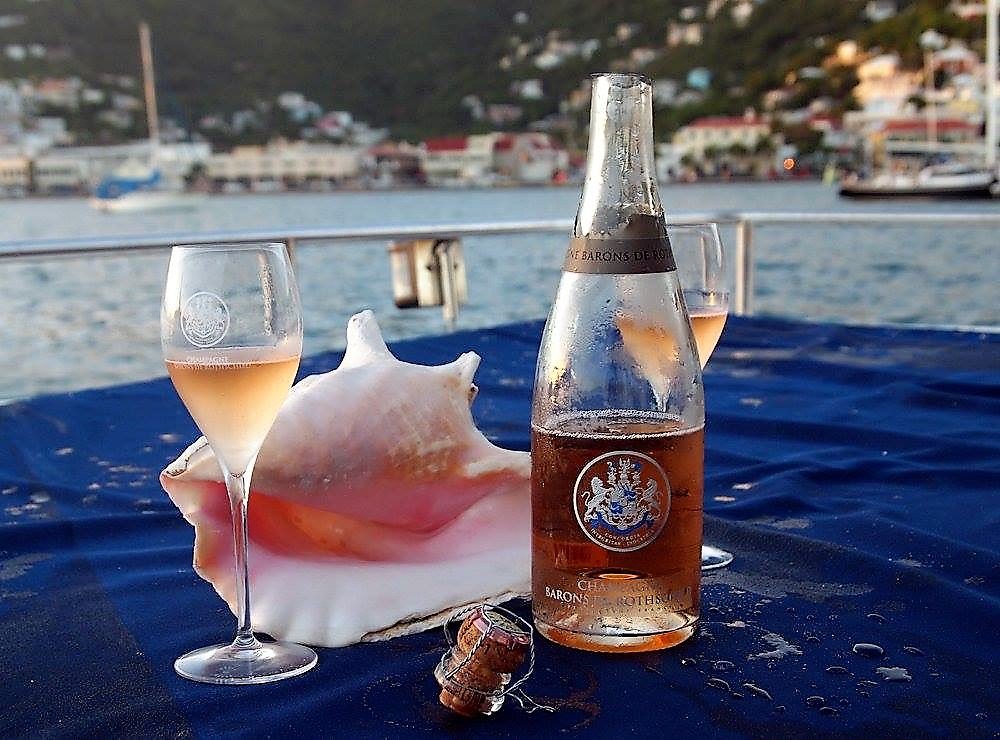 TopazCharters's tweet image. Great champagne sabred with a conch in Charlotte Amalie, St Thomas! topzcharters.com #sailing #yachting #caribbeansailing #Sabres